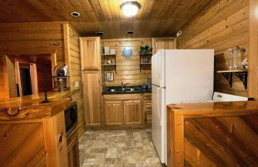 The Red Bears Den, Walk to River & Lake, In Town - Foto 2