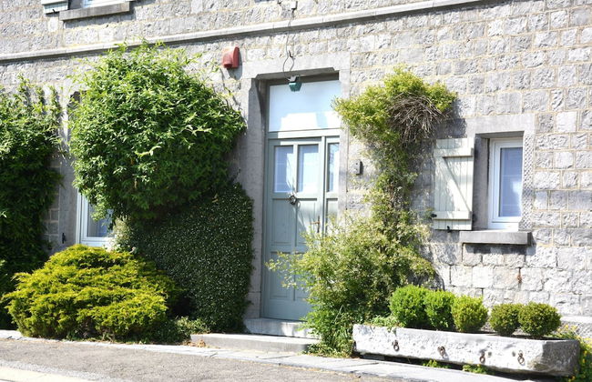 Group Escape by Molignee River - Foto 1