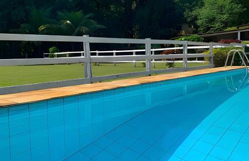 Casarão Miguel Pereira - Refúgio na Natureza com Lareira Externa, Piscina, Fondue e Amplo Jardim - 12 Min do Parque Terra dos Dinos - Foto 15