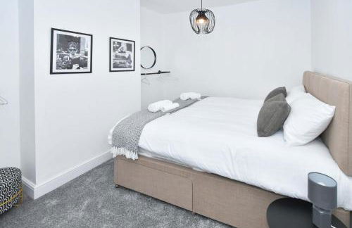 Elm House by YourStays - Lovely home in Cheshire, quiet residential street - Photo 9