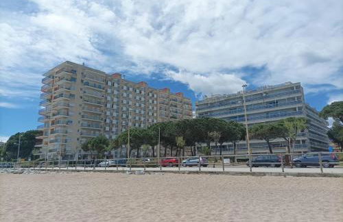 Bright Apartment with Two Balconies and a Seaside Pool - Foto 42