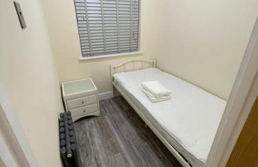 Modern 4-bedroom entire house with Garden - Foto 7