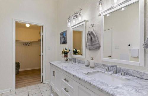 Bring the Crew! 4BR Luxe Pad, Backyard Magic & City at Your Door - Foto 23