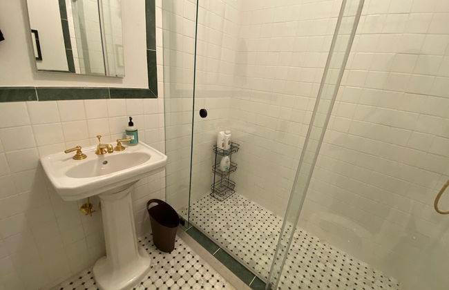 Gorgeous Studio in Beverly Boulevard! Sleeps 4! - Photo 13