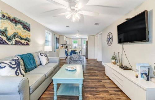 Tropical Beach Bungalow Down - Backyard - Grill - Across Street from Beach - Foto 9