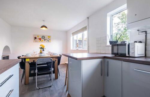 4 Bed Family & Contractor House with Games Room! - Foto 17