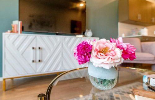 Stylish downtown condo w/ pool & parking - Foto 22