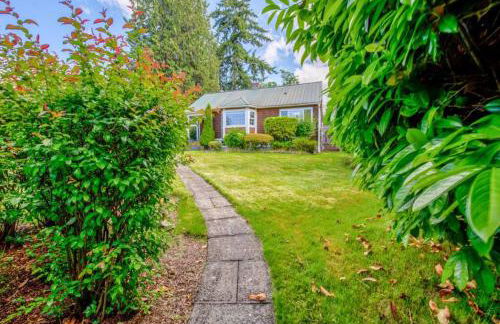 Private park in a cozy home next to I-90 huge yard - Foto 9