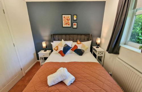 Free Parking Home In Gatley by City SuperHost - Photo 3