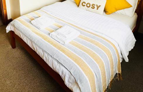 Gethin Lodge cosy Holiday cottage Near BPW with secure double garage with cctv sleeps up to 6 guests - Photo 3