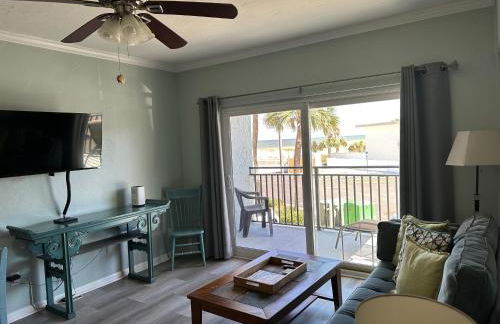 Welcome to Sandpiper Beachfront Condo Cozy 1-bed in JAX Beach, perfect for couples! Pet-friendly! - Foto 6