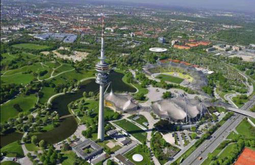 Bright by Trade Fair ICM 15 min direct to City Center 2-BedRoom full 2-BathRoom, free Parking, Balcony, Family and Business friendly - Foto 44