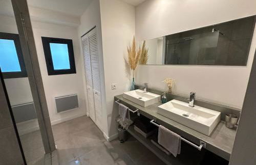 Un Petit Coin de Provence - Istres - Maison Contemporaine Avec Piscine Privée Chauffée, Entre Plages Et Provence, Borne 11 kW - Foto 31