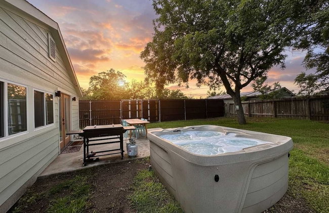 Modern 3 2 two Kings hot tub Fire pit 16min to Wine Trail Nearby Pickleball Courts Pools - Foto 9
