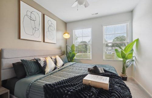 4BR Townhouse King Bed 2-Story Near NC State - Foto 8