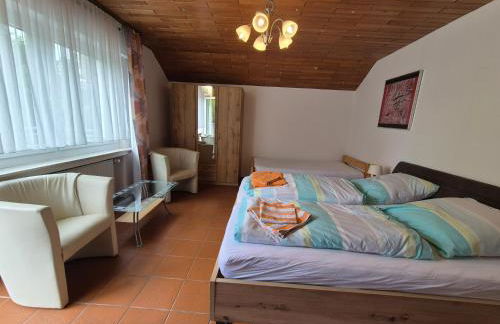 Komfortable 90 qm Ferienwohnung Berta mit 3 Schlafzimmern Küche Balkon Wohnzimmer mit großem LED TV InternetWiFi Flatrate und kostenlosen Parkplatz inklusive in Brilon Madfeld mit Rechnung - Foto 4