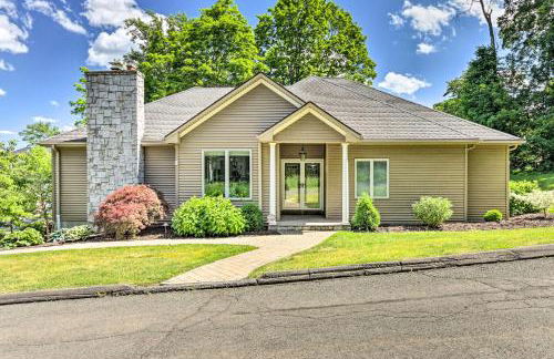 Walk to Lake Middlefield Home with Fire Pit - Foto 30