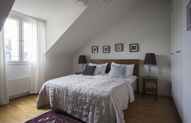 2ndhomes 2BR Penthouse with Balcony and Sauna - Photo 4