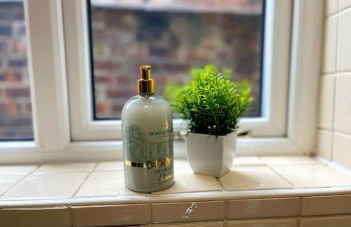 Cliff House By RMR Accommodations - NEW - Sleeps 8 - Modern - Parking - Foto 59