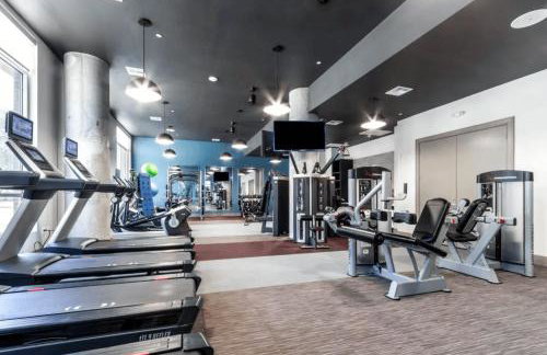 Downtown Modern Elegance Suite with Free Parking, Pool, WIFI and a King Bed - Foto 13