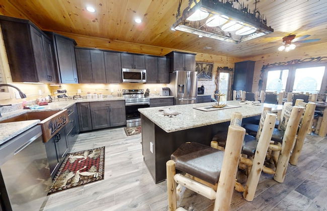 Lazy Bear Lodge 5 Bedroom Cabin by RedAwning - Photo 24