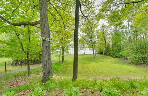 Near Snowmobiling! Carp Lake Cottage with Fire Pit - Foto 20
