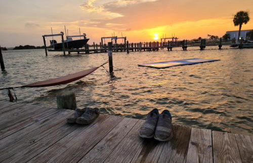 Dock House, Close to Camp Lejeune, water access, DOCK, king bed - Foto 24