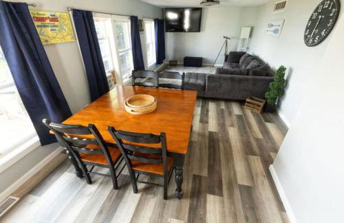 The Jackson Cottage on Grass Lake Waterfront 2 1 Nautical Cottage with Hot Tub Firepit & Year-Round Fun - Foto 21