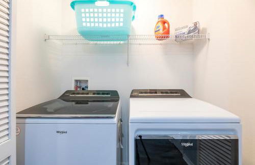 Family Retreat 6BR Villa with Private Pool, Spa & Theater near Disney - Foto 41