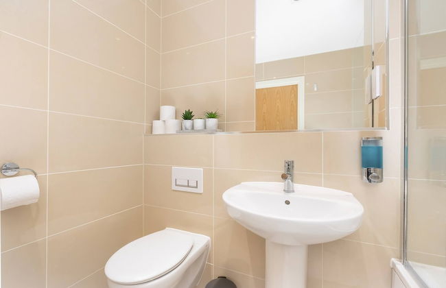 Skyvillion 2bed Enfield Flat W Balcony - Parking - Foto 18