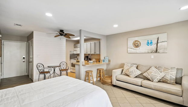 Studio With A Queen Size Bed, Twin Bed And Sofa Sleeper - Sleeps 5 0 Bedroom Condo by RedAwning - Foto 2, Habitación