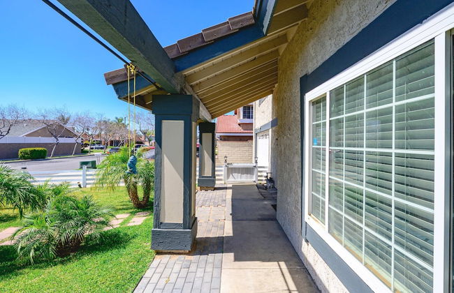 Spacious Family Retreat w Garden Modern Comfort - Photo 12