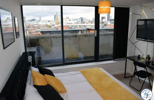 Penthouse - Amazing City Skyline Views - Balcony - FREE extra 2 hours - FREE Parking - Utilita Arena - Bullring Shopping - New St Station- Super King Size Bed - Foto 23