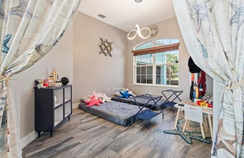 Game Room Theater Luxurious Waterfront Retreat - Photo 20