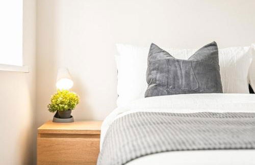 Modern 4-Bed, Parking, Pool Table, Sleeps 11 - Foto 25