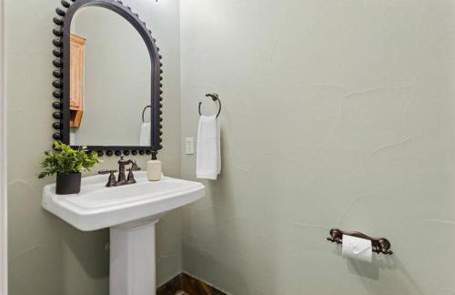 Luxury 4BR Dallas Home with Game Room and Fire Pit - Foto 8