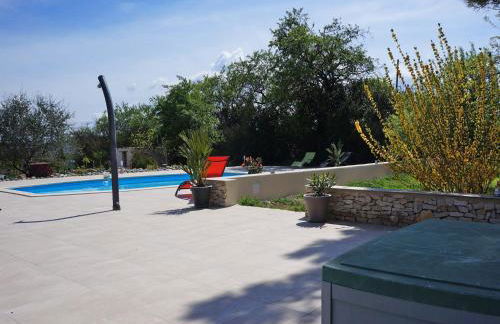 Tranquil Villa with Pool - Foto 17