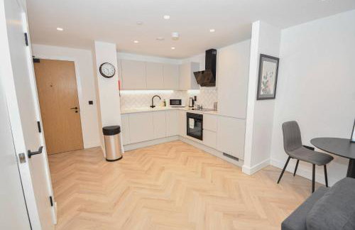 Contemporary Flat in Central Manchester w Balcony - Photo 16