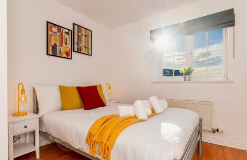 Spacious 5 Bedroom House Sleeps 9 with Parking - Foto 17