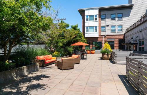 Chic 2BR • King Beds • Huge Patio • 95 Walk Score! - Foto 54