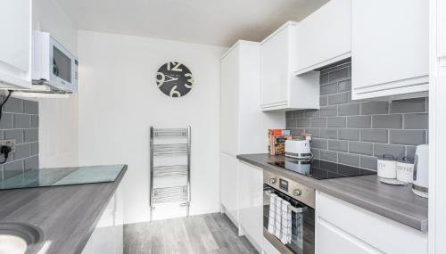 14 Acomb Wood Drive Peaceful 2-Bed Home in York with Free Parking - Pass the Keys - Foto 3, stove, dishwasher, Other