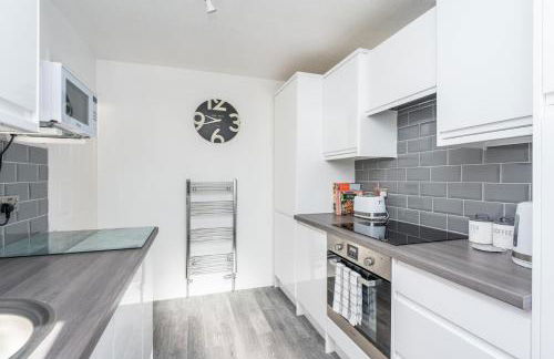 14 Acomb Wood Drive Peaceful 2-Bed Home in York with Free Parking - Pass the Keys - Photo 3