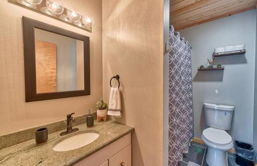 Charming & Cozy Chalet; Minutes to Shanty Creek! - Foto 19