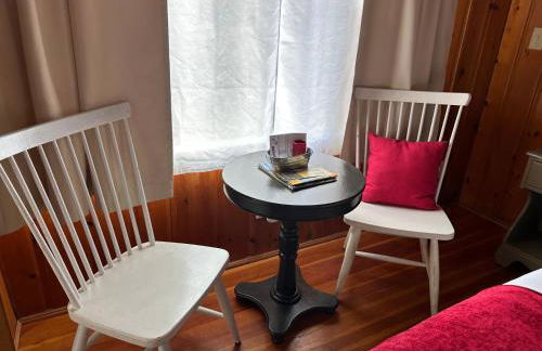 Cottage 10 - King Bed Child Loft w Twin Private Bath Kitchenette Pets Allowed Fee applies - Photo 12