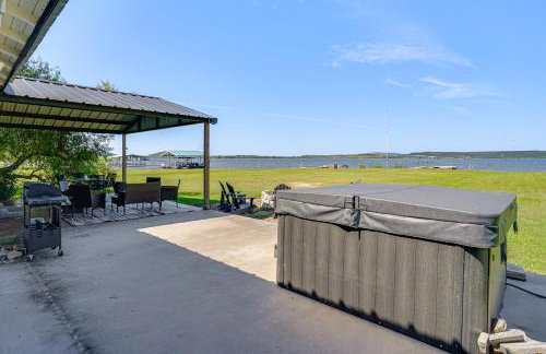 Lakefront Gem with Hot Tub and Game Room in Graford - Foto 31