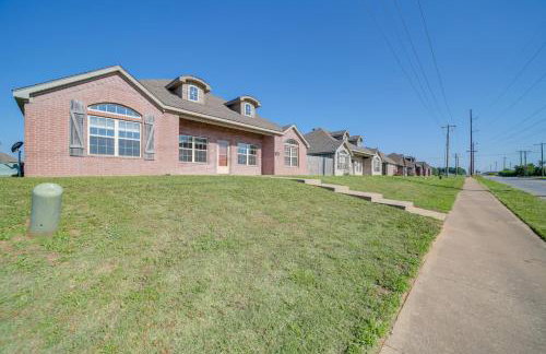 Central Bentonville Home with Fenced Yard! - Foto 28
