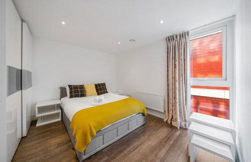 Riverside 1BR with Easy Transport 20min to City Centre - Photo 3