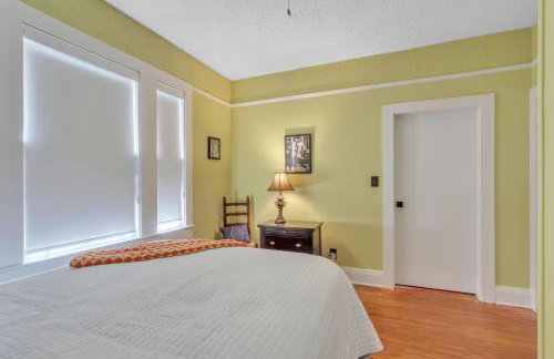 Retro Revival with Modern Comfort - A Mid-Century Gem in Gonzales LA - Foto 32