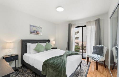 Mid-Century, Two-story with private Balconies & Pool view - Foto 12