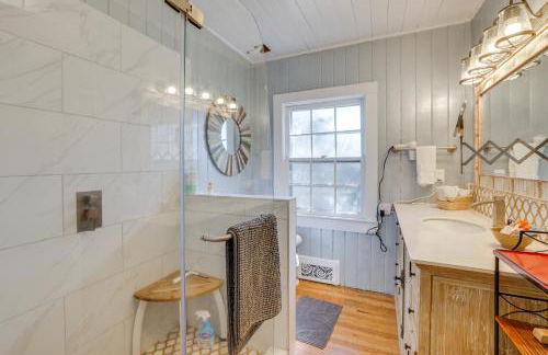 Unwind Fireside and Walk to Dtwn! Tyron Retreat - Foto 14